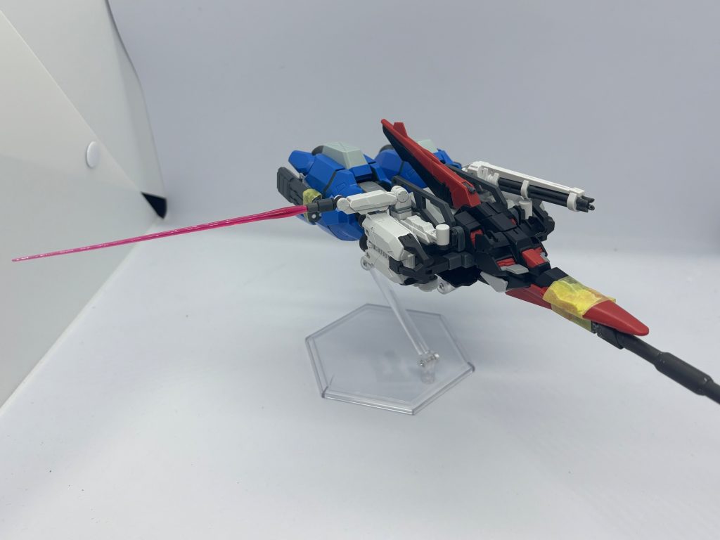 唯一変わった部分としては背部武装が当初は万博ガンダムのサブアームだった所、この段階ではサブアームにビームサーベルを搭載しMA形態ですれ違い様に切る、MS形態ではビーム砲兼用の自衛用サーベルとして4本腕の機体になる予定でしたが遠距離砲撃戦用の機体として割り切った方がいいと感じ今の構成になりました。