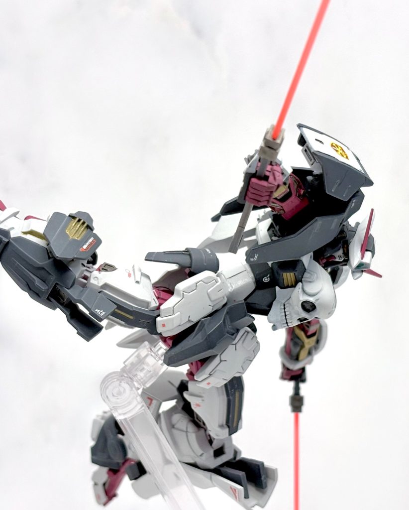 武装その2と3ガントレットセイバーとバックパックに懸架したGNビームサーベル2振り実はガントレットの中に関節を残してある為破損時は2振りのビームサーベルで2刀持ちも可能