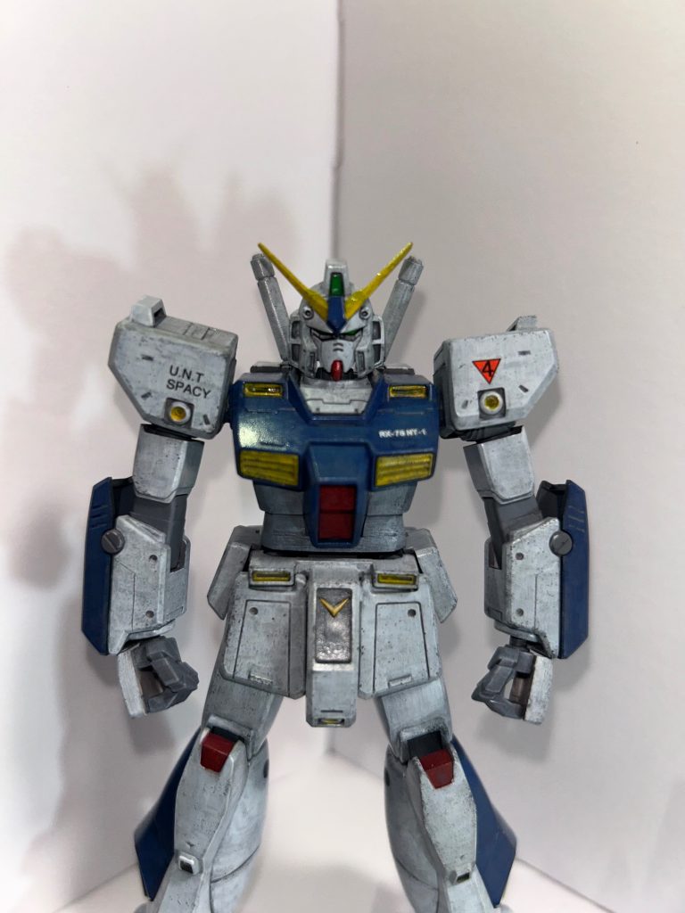 賛否別れると思いますが、肩アーマーの位置を少し上げました。設定画見るとなだらかでしたがプチいじりにチャレンジしてみました。あ、あと胴体も若干のばしてます。