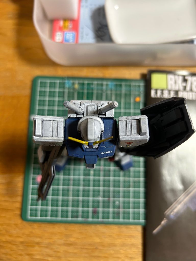この肩アーマーのモールドがダルンダルンだったので少し掘り直しました。