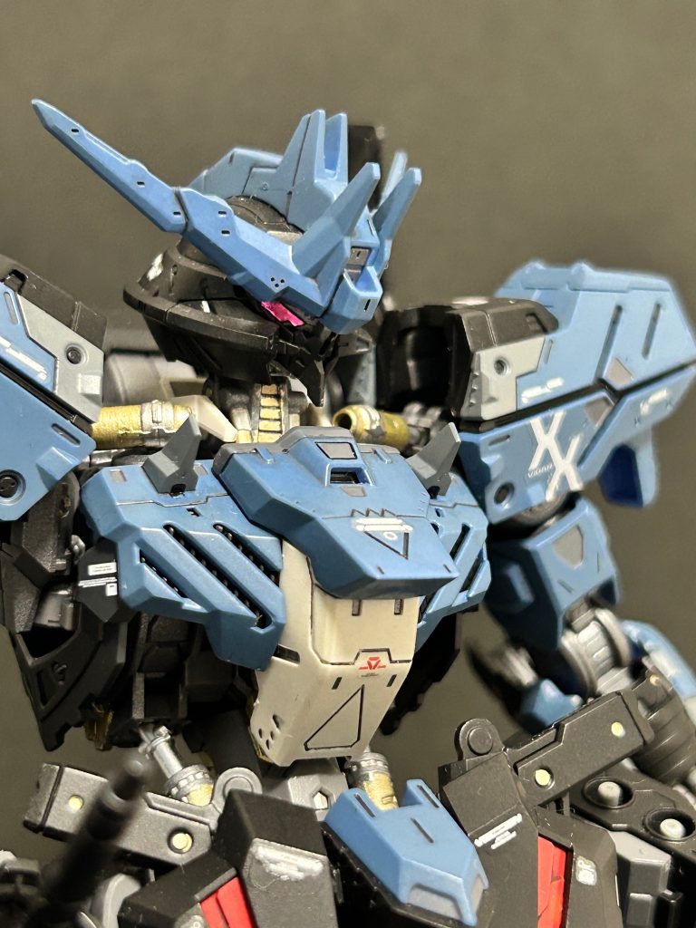 バストアップ。初めて全塗装したMGです。缶スプレーで塗装しました。最近作ったバルバトスと比較して、フレームなど見劣りしてしまうところもありますが結構お気に入りの作品です。
