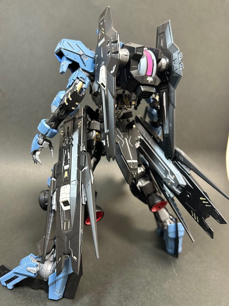 後ろから。黒と金の塗り分けがすごくいい！！