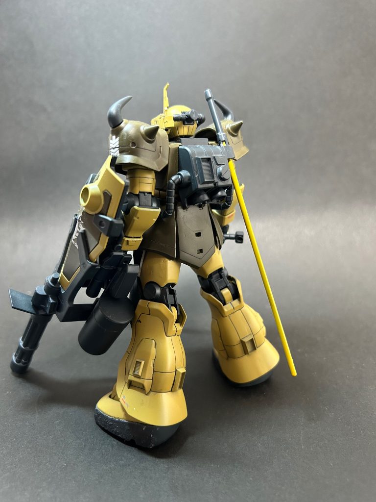 後ろから。今の目で見るとダクトなど、もっと色分けできましたね…ヒートサーベルはドムのキットから移植しました。ヘッドギアはRGガンダムMk-Ⅱのバルカンポッドを切り刻んで無理やり接着しました。ブレードアンテナはRGザクIIに入ってた余剰のアンテナを付けました。溶接痕に見えるようにパテも使いました。足はパテでテクスチャを変えています。アクセントになってかっこいい。以下、ポージング