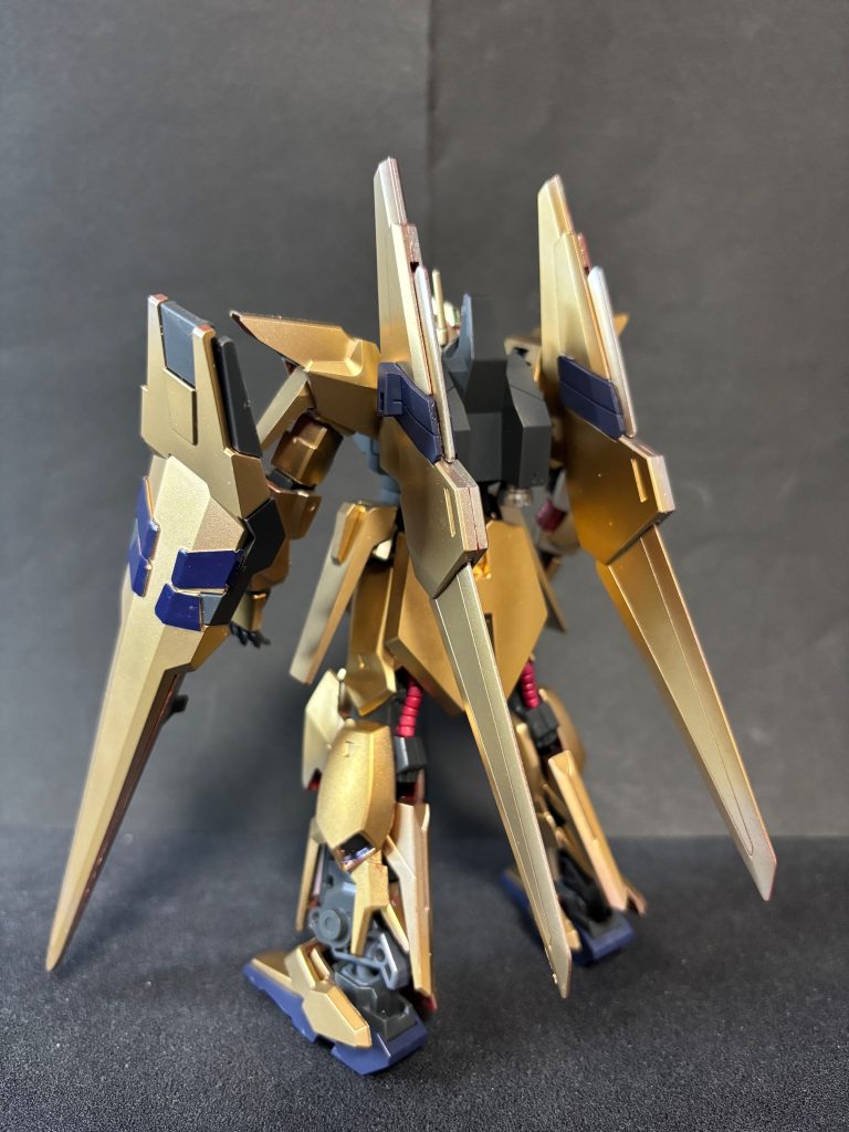 塗装はガンダムマーカーエアブラシなのですが、下地にシャインシルバーを塗装し、レッドゴールドを塗装しました。私的には納得のゴールド味になりました。