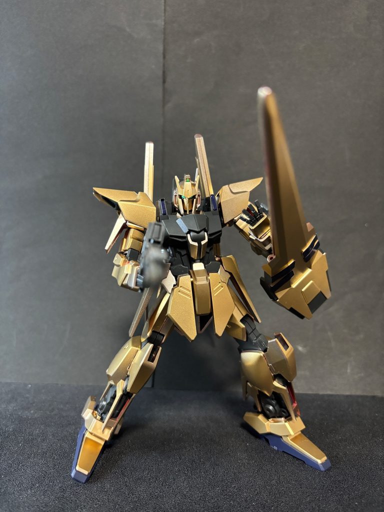 キットには豊富なデカールが付属していますがゴールドの上からだとあまり意味のないデカールになりそうで、またピンセットの引っ掻きキズが多発しそうなので貼らないことにしました。スッキリしてこれはこれで納得しています。