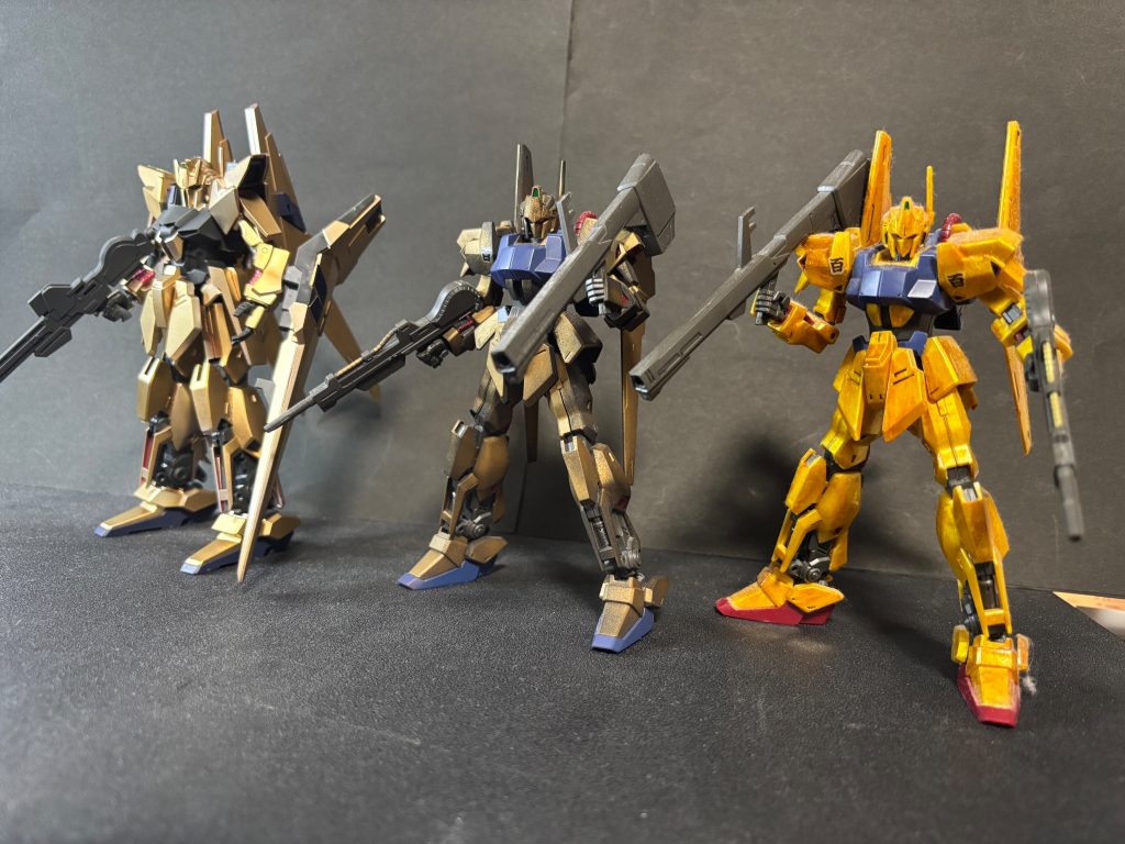 うちのHG百式達と。真ん中はブラックのサーフェイサーにイエローゴールドだったかな。右端は筆塗りでクリアオレンジを何層か塗りました。百式はお気に入りのMSです☺️