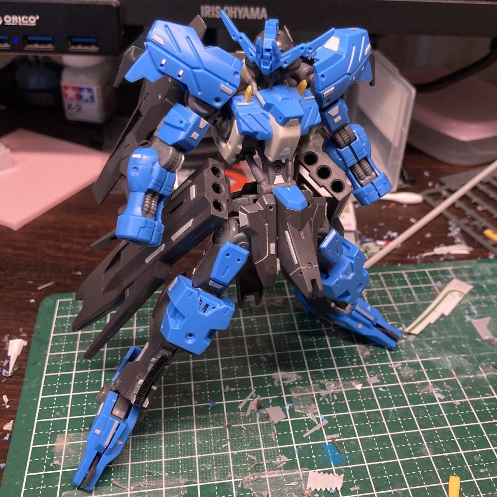 　製作途中の１枚。追加ディテールの精度があやしい！とか、合わせ目どーすんだ！とかの問題より問題なのは､机の上が汚いぞ！っていうこと（笑)　こうしてみると、キットはけっこう青い！でも、これはこれで、いいですね。