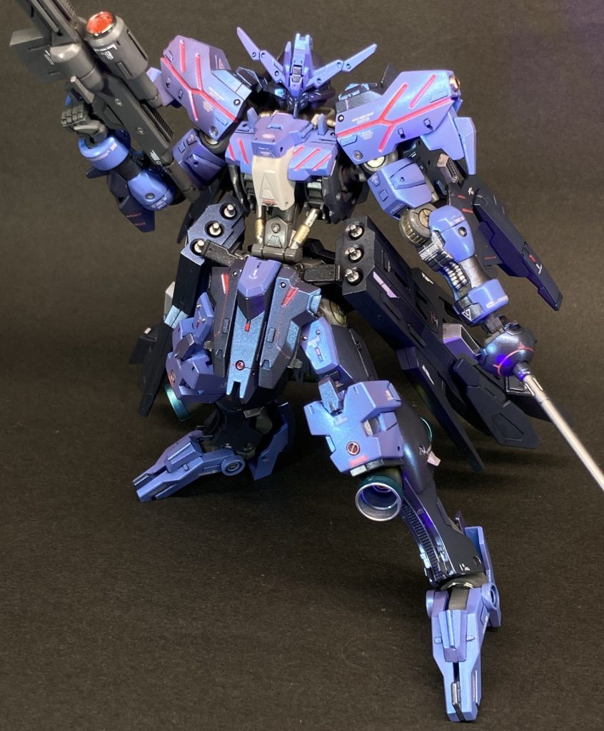 塗装について　その②　フレームの関節、ケーブル、シリンダーなどを筆で塗り分けました。もしものためのアクリルです。もっとギラギラ、ピカピカさせてもよかったかなーと反省。　肩や胸のスリットは、蛍光ピンクを流し込んでみました。ＭＧでは、このスリットの内部も立体的に処理されているようですが、ＨＧでは「溝」なので、悔し紛れにこんなことを(笑)。でも、実は結構気に入っています。　サイドアーマーから覗く交換用サーベルは、ヴィダールの見せ場のひとつと考え、６つの穴にテーパーをつけたり、サーベルがちょっと頭を出すように深さ調整をしたりして、シルバーで仕上げました。ちなみに６本とも抜けるようにしました。