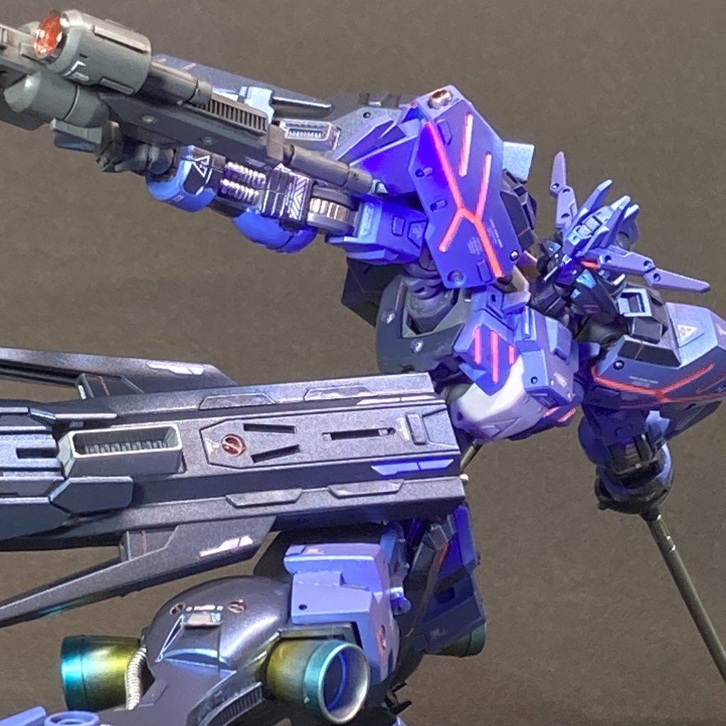 塗装についてブルー装甲部　ピュアホワイト（Ｇ）＋マイカブルー（Ｔ）＋蛍光ピンク（Ｇ）少量　ブラック装甲部　メタルブラック（Ｍ）＋スーパーファインシルバー２（Ｍ）フレーム部　ニュートラルグレーⅢ/Ⅳ（Ｇ）　ブルーとブラックの装甲部分には、プリズムパステルチェリーピンクブルー（Ｇ）をフワッと重ねています。ブルー系とブラック系でパキッと塗り分けられたヴィダールは、多くのモデラーさんが既に作られているので、ちょっと違ったダークな雰囲気をねらってみました。偏光パール塗料は、光の当たり方で変化が見えて楽しいですね。