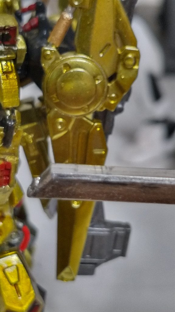 写真では分かりにくいけどバインダーとか反射して映るくらいにギラギラなんです😭積んであるHGの百式やスペリオルディファインのゴッド、スペリオルドラゴンは大人しくテラクロームでメッキ調の下地塗装をしようと決心出来ました😁