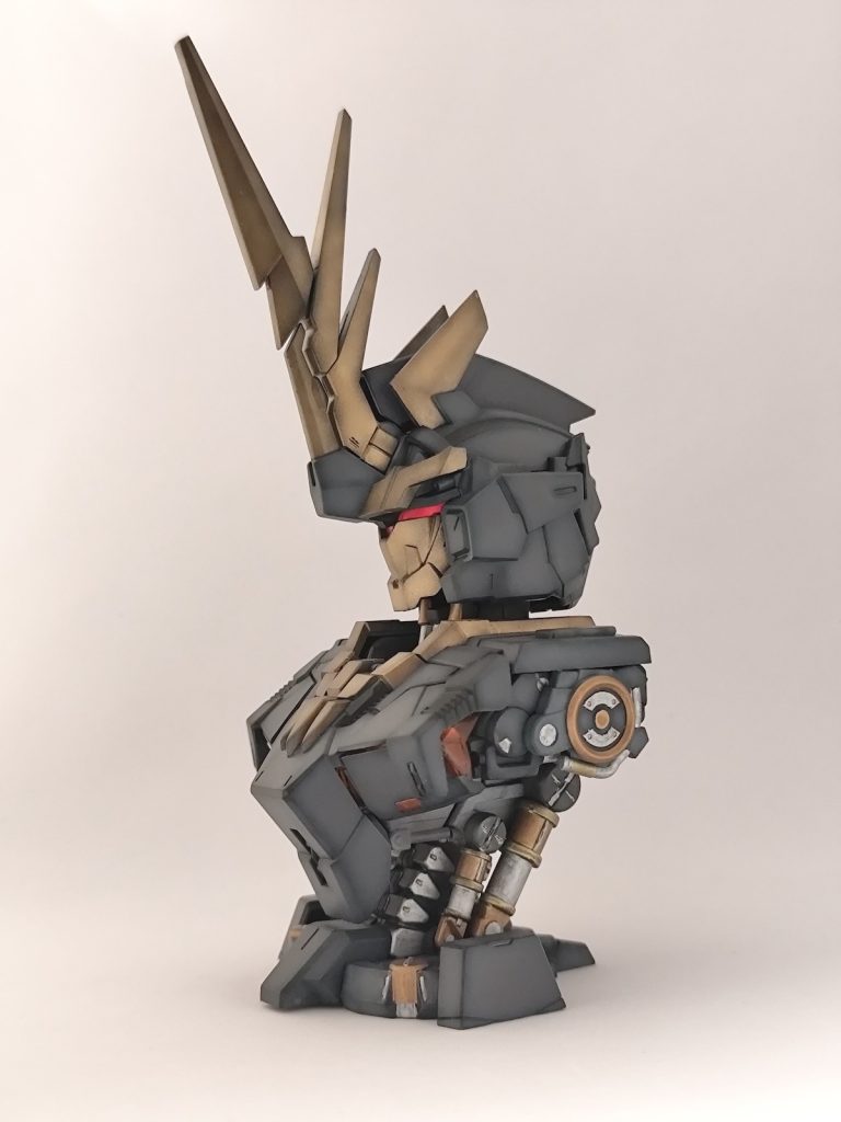 ツノ、顔などの金色系、フレーム部は4アーティストマーカーのメタリックカラーを使用。発色がキレイで、隠蔽力がとても強いので気に入っています。