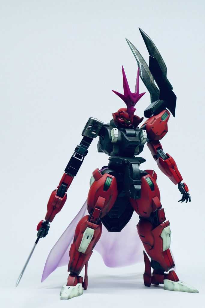 戦闘形態です。マントはなんとなくカッコいいので肩から腰に付け替え、ツインブレードシールドこと放熱板は肩に装着し相手を威嚇します。派手な装飾が好きなグエル先輩にピッタリ。