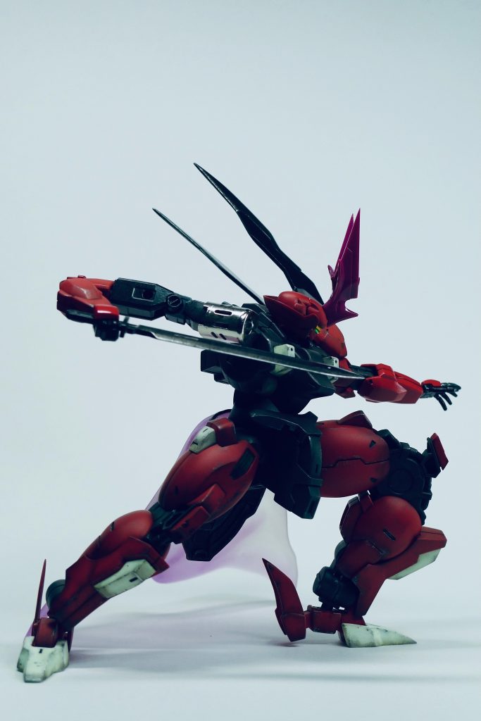 最後に本作品のベストショット。関節等いじらずこんなポーズができるなんて、このキットは素晴らしいですね。成形色が綺麗で色分けも完璧なのでリペア箇所以外は塗装もしませんでした。(決闘後の修理機体ということでウェザリングは行いました)