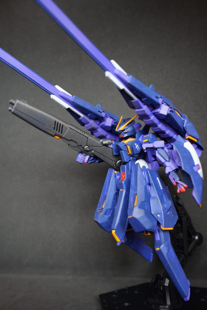 ビームライフルを構えて。こちらはガンダムMK-Ⅴと同型らしいですね。