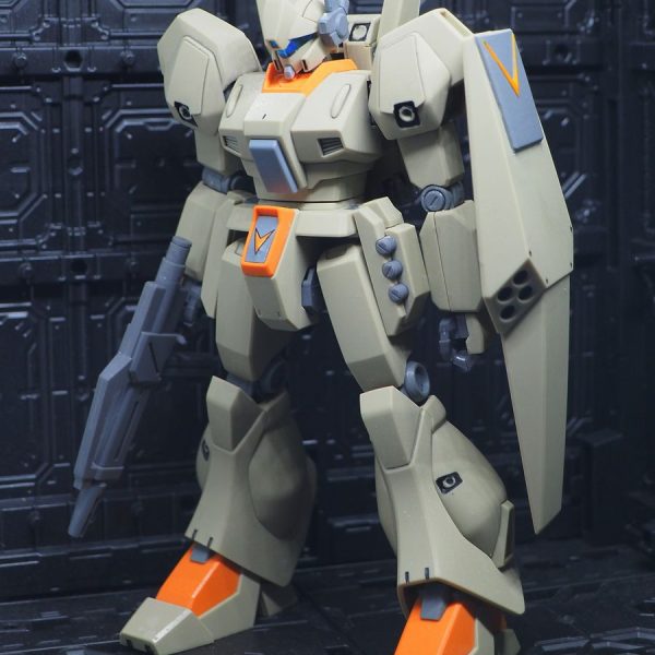 少し完成が遅れていますが、組み立てだけは終了しました(gundam-kao5)後は、細かな部分塗装とデカール貼りですね(gundam-kao6)（2枚目）