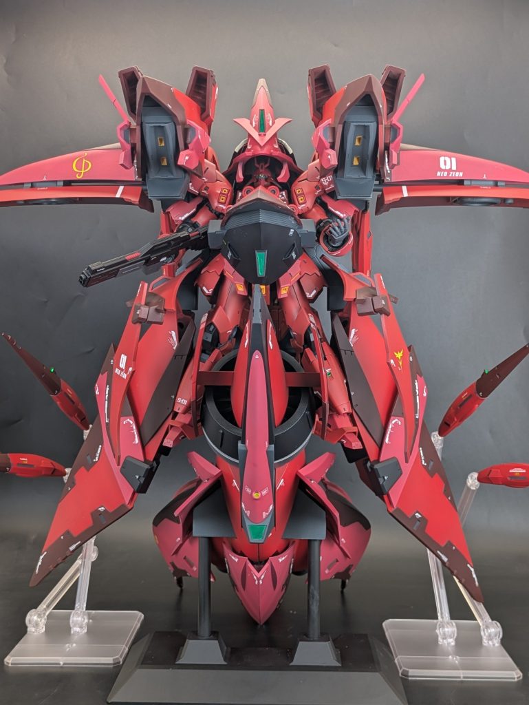 脚部の推進器+Iフィールドユニット、肩部の推進器+メガ粒子砲らしきもの+大型ファンネルが主兵装です。大物はメガ粒子砲で叩き、小物は大推進力で無視、追いすがる期待は中の人とファンネルで処理 という具合です。本体の大推進力に追いつくためファンネルは大型化している・・・という設定です。