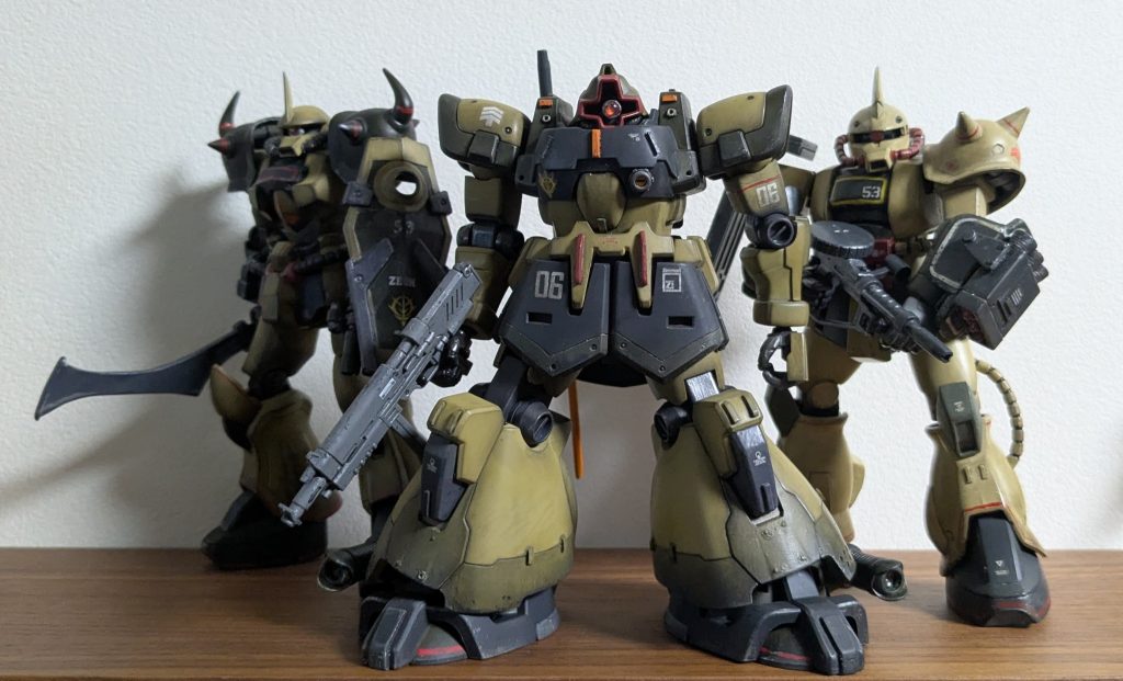砂漠っぽい系で塗ったキットを並べたの図。これが恰好つくようにオリジナル色に塗ったわけです。ザクの配色に合わせた感じですね。まあまあ統一感出てるんではないかと。というわけで、以前に作った2体と並べるためにオリジナルカラーで塗装したドム・トローペンさんでした。実はドムまじめに組んだのは初だったんですが、特に足回りのどっしり感が良いですねえドム。GQのもパチ組みで残ってるし、定番の紫塗装もそのうちトライしてみたいです。