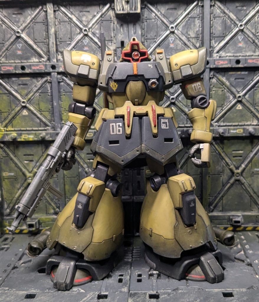 正面。今回、UC登場時とも違うオリジナルな砂漠戦仕様カラーで塗ってみました。プロポーションてきな改造はナシ。後はめ加工は少々。穴あけビーズプラ板チップ貼りをちょっとというような塩梅です。苦手なスジボリは最低限だけしました。そのかわりに各部にチップ貼ってディティール足しました。半分くらいは食パンのビニールの口とめてるアレを切り刻んだやつです。ケチです。