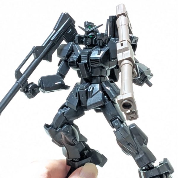 お久しぶりです、tomです久しぶりにガンプラ作り始めてみましたむかし買ったエコプラなんですが、黒地の力が強すぎてどうにもなりません。隠蔽力の強い塗料で全塗装するしかないの、これ？（1枚目）