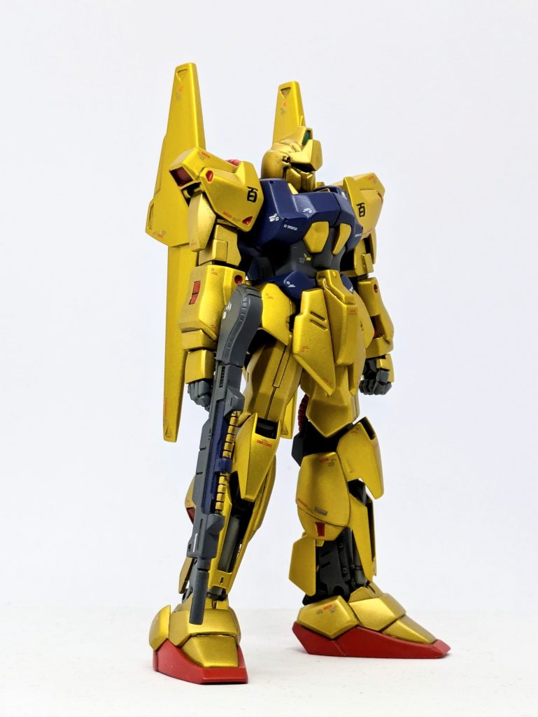 メッキで分かりにくいですが、旧ＨＧＵＣ百式ってカトキ画稿と元設定画の雰囲気を思ったよりちゃんと拾っています。ただ何分古いキットなので立ち姿が固い。手を入れた内容としては関節のタイミング修正がほとんどです。