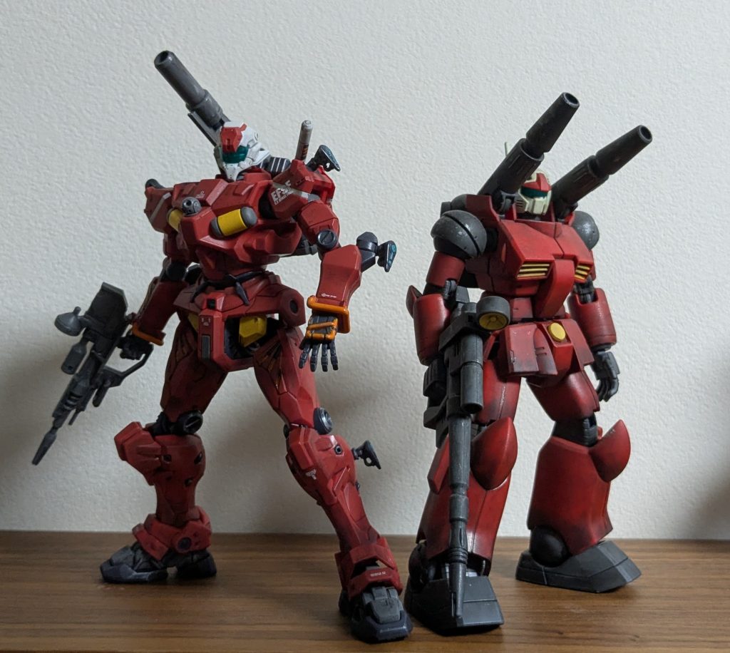 キャノン仲間とその１。すらりと背高さんなのがわかります。ガンキャノンのほうは成形色仕上げなんですが、びっくりするほど赤色が近い。赤塗らなくても良かったんじゃないか疑惑あります。