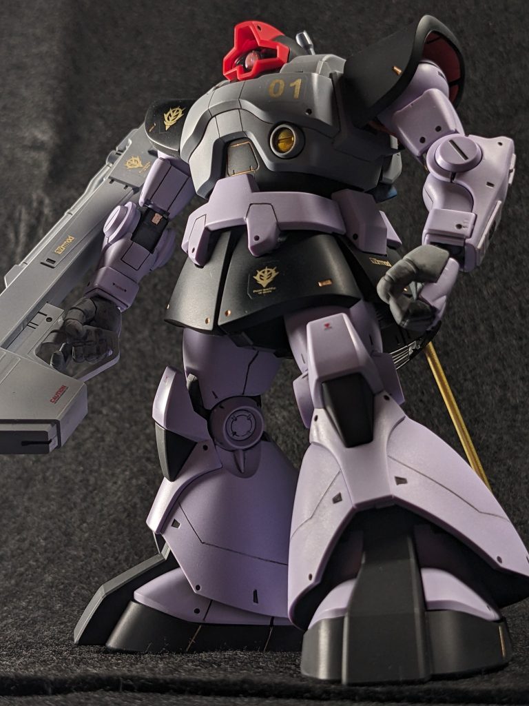 今回は、ゴールドのデカール（テプラ作成）を使い、高級感を出してみました。もう少し貼りたい・・・と思う気持ちが出ますが、そこは踏みとどまってこのくらいに抑えています。一応デカールの後を消すために貼ったのち、クリア、艶消しクリアと吹いてみましたが、加減が難しいですね。一年くらい飾ったら、汚してみるのもいいかな。