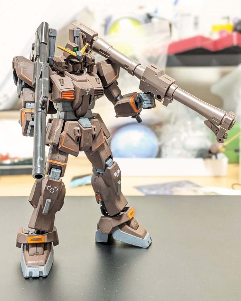 久々にガンプラ作りましたが、恐るべしバンダイの金型。このボディバランスはもう工芸品の域ですな（そら海外でも売れるわ…）