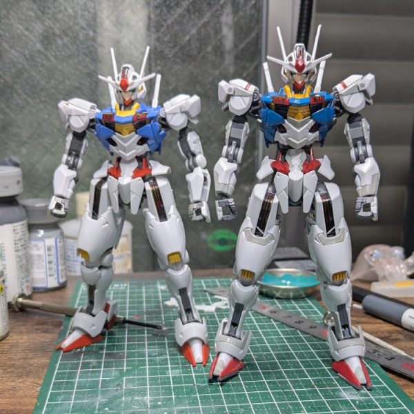 ちょいとだけ背を高くする工作を加えて、久々に筆塗りで全塗装。あとはスミイレとデカールとトップコートってところまで辿り着きました。2体手元にあったので、ビフォアアフタ。キットの色分け優秀なので、そんなに差が無いような。いやあ塗りめんどかった時間かかった。白は塗料の希釈難しいし筆でよいじゃろって今回したわけですが、めんどいだめだ。もう認めます。マスキングとか洗浄とかの手間を考えてもエアブラシ使ったほうが断然楽です。