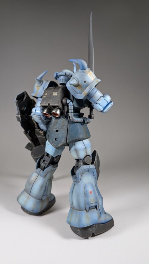 最初期作のThe ORIGIN ガンダムでウェザリングをやりすぎた反省から、全体のバランスを見ながら調整しています。また、現実の兵器にもある(？)表面装甲のボコボコも再現することを目標に作成しています。