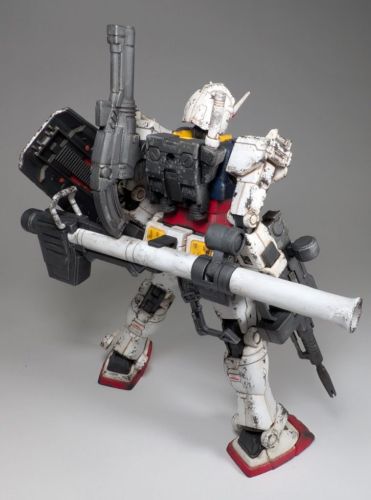 ボロボロのガンダム。。。果たしてちゃんと機動するのか・・。ガンプラとしてもボロボロで、複数個所にクラックと関節の割れが発生しており、接着剤固定しています。なのでポージングできません(笑)