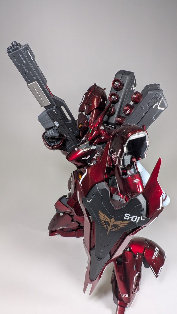 サザビーカッコいいですよね！凄く好きなMSです。前述した通りキャンディ塗装に挑戦しています。ガンプラの合間合間に車のプラモを作ったりもしていたのですが、その時に磨いたスキルを活かして作成しています。全てキャンディ塗装にするのではなく、メインカラーのみ光沢、その他は艶消しでメリハリをつけた方が好みなのでこのようなカラーリングになっています。