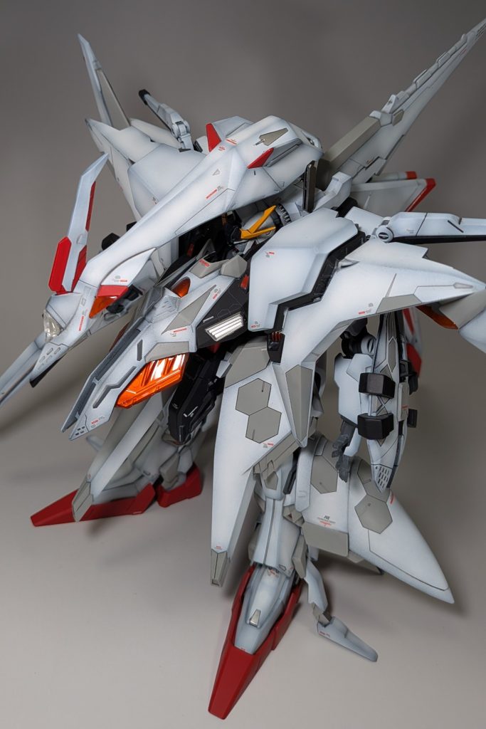 胸部や両肩の部品、肩アーマーの裏にあるオレンジ色のパーツをクリア独自の表現で塗っています。最近で言うとメカニカルコアメッキ風というやつでしょうか。クリアの裏をシルバーで塗り、表面は光沢クリアオレンジで塗っています。劇中で空を飛ぶペーネロペーが、この部位をキラキラと金色に光らせていたかと思いますが、それを表現出来ないかとチャレンジしてみました。が、それっぽくは無かったですねw