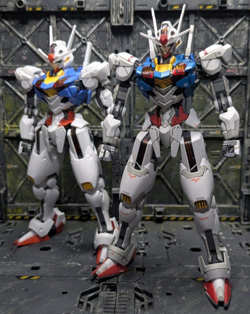 とはいえ好きに作るのがガンプラだと思うので、ちょっとだけ手を加えています。腰で1㎜の延長、足裏でも1㎜の延長、加えて定番の足の付け根のパーツ入れ替えでも数ミリの延長で少しばかり縦長になってもらいました。胸まわりのボリュームは工作では手を入れず、塗装に暗い色を乗せることで疑似的にスリムに見えないかなっていう小細工をしています。あと、胴体がディティール盛り沢山なのに比べて、手足がちょっと寂しげに感じたので、少々のスジボリ追加とライトグレーの塗り分けなど足してたり。もうひとつキットがあったのでビフォア・アフタしましたが、うーむ、あんま差ないかもしれない。