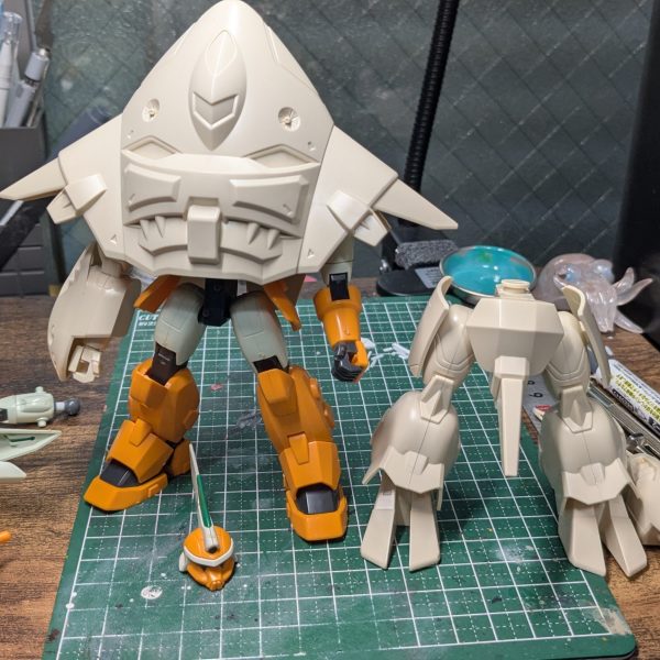 モノアイ機投稿コンテストが開催ということで、間に合うかは別として私もモノアイ機つくろう!ってことで、こいつをチョイスしました。ご無沙汰ぶりのSEEDコレクションシリーズ、モビルグーンさんです。普通に塗るだけだったら数日で完成のコースなんですが、せっかく(HG発売してもらえなかった)グーンさんを制作するんだから肘膝関節の可動化くらいにはトライしてみようかなってことで工作方法を考えます。で、思いついたのが中古で買った武器のないHGモビルジンさんからのパーツ移植。同時期のキット、同陣営のMSってことで造形にも共通点多いし、まあHGジンは既にひとつ組んでるしパーツ揃ってないからそこまでモッタイナイ病も酷くは発症しません。最近のキットほどの可動域を求めてるわけでもないので、うりゃっと工作してしまおう。というわけで、まずは難易度ひくそうな腕から。肩から肘まではジンのものをそのまま利用します。本体との接続は3㎜プラ棒を介して無改造でいけそうです。肘から先は要工作。グーンのパーツの内側をくりぬいてポリキャップの配置と手首あたりから先の埋め込みをしました。今のところ順調なのでは? (2枚目)