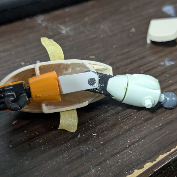 モノアイ機投稿コンテストが開催ということで、間に合うかは別として私もモノアイ機つくろう!ってことで、こいつをチョイスしました。ご無沙汰ぶりのSEEDコレクションシリーズ、モビルグーンさんです。普通に塗るだけだったら数日で完成のコースなんですが、せっかく(HG発売してもらえなかった)グーンさんを制作するんだから肘膝関節の可動化くらいにはトライしてみようかなってことで工作方法を考えます。で、思いついたのが中古で買った武器のないHGモビルジンさんからのパーツ移植。同時期のキット、同陣営のMSってことで造形にも共通点多いし、まあHGジンは既にひとつ組んでるしパーツ揃ってないからそこまでモッタイナイ病も酷くは発症しません。最近のキットほどの可動域を求めてるわけでもないので、うりゃっと工作してしまおう。というわけで、まずは難易度ひくそうな腕から。肩から肘まではジンのものをそのまま利用します。本体との接続は3㎜プラ棒を介して無改造でいけそうです。肘から先は要工作。グーンのパーツの内側をくりぬいてポリキャップの配置と手首あたりから先の埋め込みをしました。今のところ順調なのでは? (3枚目)