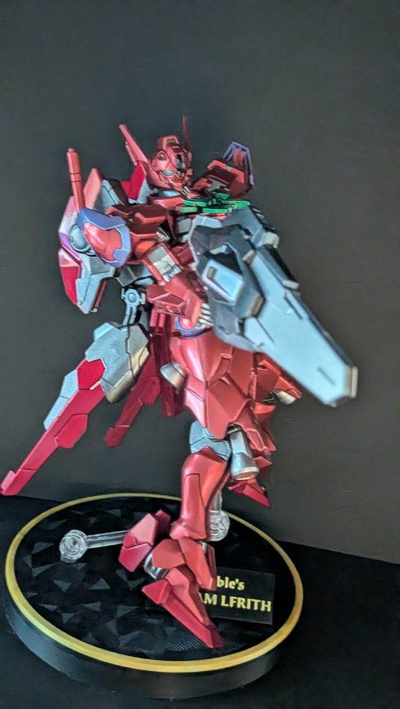 台座のスタンドアーム穴の裏をグルーガンで補強して何とかスタンド取り付けられるようにしました。