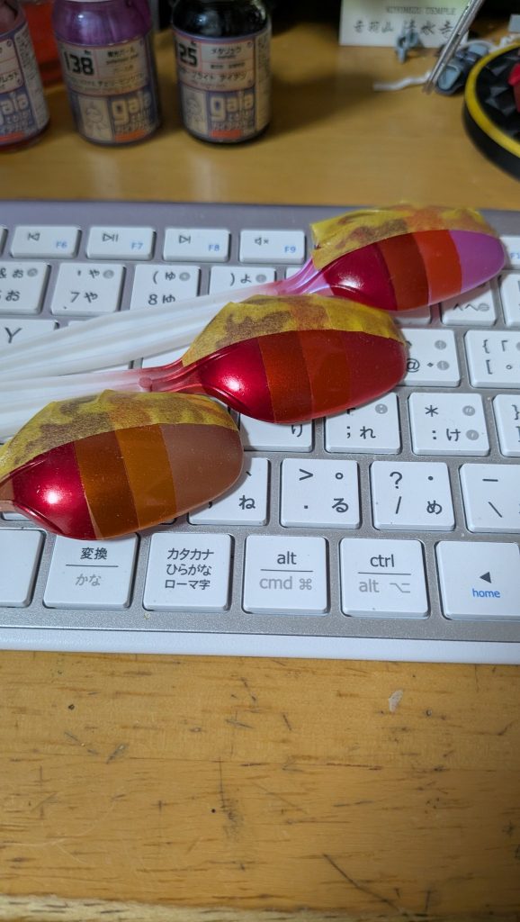 塗装前にどうなるかキャンディ塗装チェック上からチェリーピンクブルー、メタリックレッド、アルカナゴールド左からクリアレッド、クリアブラウン、クリアイエロー(水性ホビー)