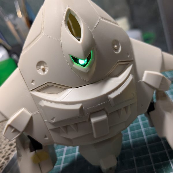 数日試行錯誤しながらLED発光モノアイユニットを本体に設置する工作とかしてみたりしてました。最初に作ったモノアイはあれこれしてたらLEDの根本のラインがぽきっと折れてお亡くなりになりました。縦横2軸の可動アームとかつくったのに。。。私の心も折れたので、結局いつものとおりDAISOプチブロックさんのボールジョイントを頼りにする方向に逃げました。電源のON/OFFは自作適当ボックスへの電池の抜き差しという割り切った仕様。スイッチ付きの電池ボックスも買ったんですがちょいとサイズが大きくておさまらなかった。グーンさんの大きな身体のおかげもあって電池含めてぜんぶ内側におさまるようになりました。工作は雑ですが。まあこれでも通常モードと巡行モードのモノアイ位置移動ができるので良いことにします。問題ナシ。あと基部にブロックを使ったのでモノアイユニットが脱着できるのはメンテナンス考えると良かったかもしれない。次は足裏の肉抜き埋めとか形状修正とかかなあ。(2枚目)