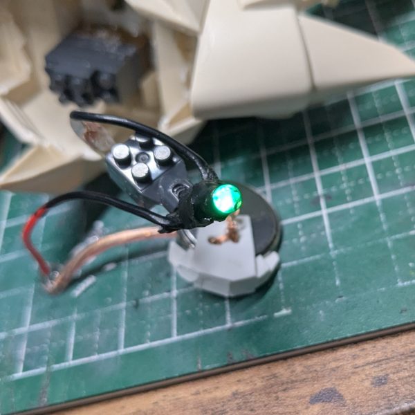 数日試行錯誤しながらLED発光モノアイユニットを本体に設置する工作とかしてみたりしてました。最初に作ったモノアイはあれこれしてたらLEDの根本のラインがぽきっと折れてお亡くなりになりました。縦横2軸の可動アームとかつくったのに。。。私の心も折れたので、結局いつものとおりDAISOプチブロックさんのボールジョイントを頼りにする方向に逃げました。電源のON/OFFは自作適当ボックスへの電池の抜き差しという割り切った仕様。スイッチ付きの電池ボックスも買ったんですがちょいとサイズが大きくておさまらなかった。グーンさんの大きな身体のおかげもあって電池含めてぜんぶ内側におさまるようになりました。工作は雑ですが。まあこれでも通常モードと巡行モードのモノアイ位置移動ができるので良いことにします。問題ナシ。あと基部にブロックを使ったのでモノアイユニットが脱着できるのはメンテナンス考えると良かったかもしれない。次は足裏の肉抜き埋めとか形状修正とかかなあ。(4枚目)