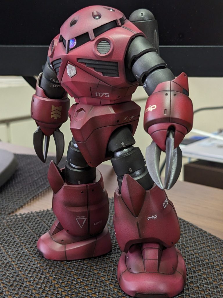 今はデスクの上に飾られております。腕や足部分も少し彫ってみたり、色を塗り分けたりしました。ちょっとうるさすぎたかなと思いましたが、シルバーの上からくすみを入れることでいい感じにまとまりました。