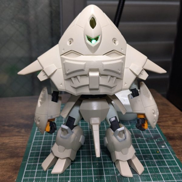 SEEDの量産型をごてごてにしても私としては解釈違いなので、まあこんなもんで工作は完了ということにしました。HGモビルジンのパーツ移植による手足腰の可動化、モノアイ電子工作、膝の形状の変更、肉穴埋め、ビームっぽところの金属パーツ化、多少のディティールUP、スジボリの追加ってなところです。まあどれも相変わらず雑ではありますが。SEED未視聴の頃にジャンクの山の中で最初にこれ見つけたときにはナンダコレなにイカなのエイなの?そもこれガンプラ!?って思ってた頃に比べるとなんかすごく愛着が湧いてカッコイイ気がしてきています。幻覚かもしれない。いや、カッコイイよね!?(1枚目)