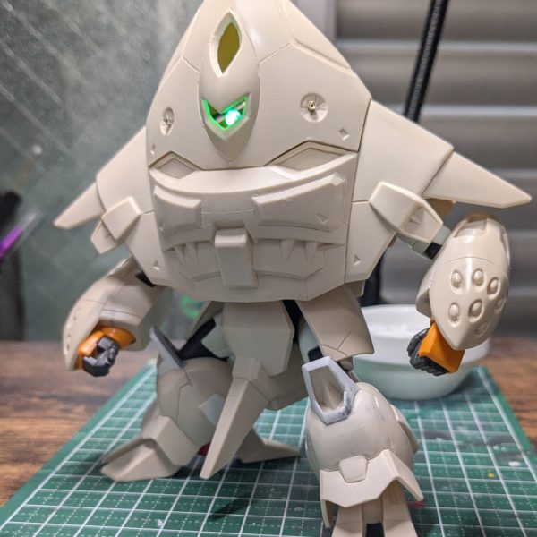 SEEDの量産型をごてごてにしても私としては解釈違いなので、まあこんなもんで工作は完了ということにしました。HGモビルジンのパーツ移植による手足腰の可動化、モノアイ電子工作、膝の形状の変更、肉穴埋め、ビームっぽところの金属パーツ化、多少のディティールUP、スジボリの追加ってなところです。まあどれも相変わらず雑ではありますが。SEED未視聴の頃にジャンクの山の中で最初にこれ見つけたときにはナンダコレなにイカなのエイなの?そもこれガンプラ!?って思ってた頃に比べるとなんかすごく愛着が湧いてカッコイイ気がしてきています。幻覚かもしれない。いや、カッコイイよね!?(2枚目)