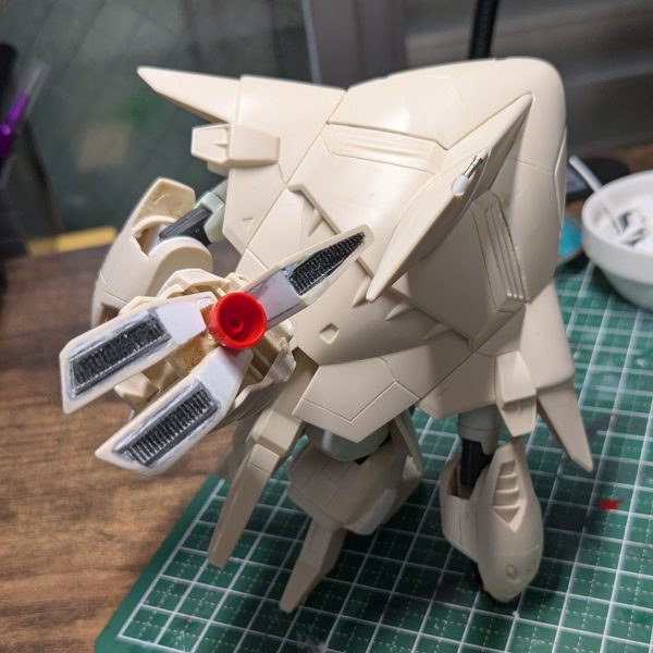 SEEDの量産型をごてごてにしても私としては解釈違いなので、まあこんなもんで工作は完了ということにしました。HGモビルジンのパーツ移植による手足腰の可動化、モノアイ電子工作、膝の形状の変更、肉穴埋め、ビームっぽところの金属パーツ化、多少のディティールUP、スジボリの追加ってなところです。まあどれも相変わらず雑ではありますが。SEED未視聴の頃にジャンクの山の中で最初にこれ見つけたときにはナンダコレなにイカなのエイなの?そもこれガンプラ!?って思ってた頃に比べるとなんかすごく愛着が湧いてカッコイイ気がしてきています。幻覚かもしれない。いや、カッコイイよね!?(3枚目)