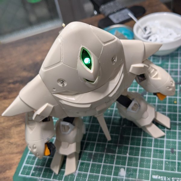 SEEDの量産型をごてごてにしても私としては解釈違いなので、まあこんなもんで工作は完了ということにしました。HGモビルジンのパーツ移植による手足腰の可動化、モノアイ電子工作、膝の形状の変更、肉穴埋め、ビームっぽところの金属パーツ化、多少のディティールUP、スジボリの追加ってなところです。まあどれも相変わらず雑ではありますが。SEED未視聴の頃にジャンクの山の中で最初にこれ見つけたときにはナンダコレなにイカなのエイなの?そもこれガンプラ!?って思ってた頃に比べるとなんかすごく愛着が湧いてカッコイイ気がしてきています。幻覚かもしれない。いや、カッコイイよね!?(4枚目)