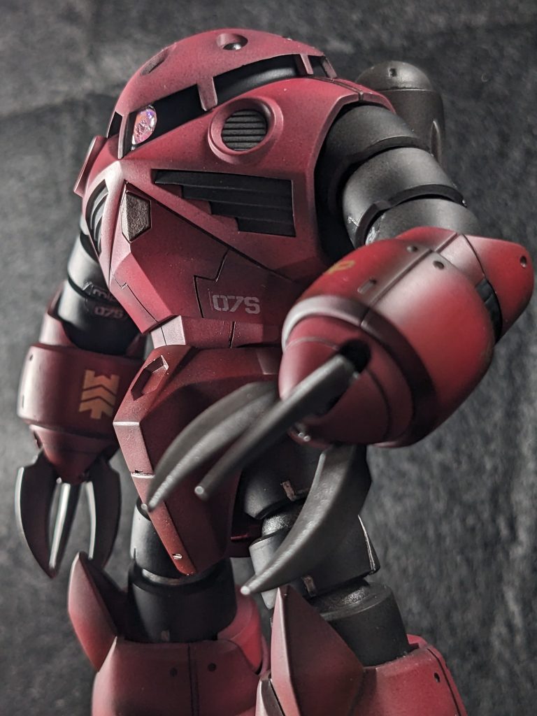 シャア大佐が乗りますので、シャアのエンブレムと大佐マークをデカールで(zaku-kao6)一度貼ったのち、クリア　艶消しクリア、ウエザリングでデカールも汚しています。