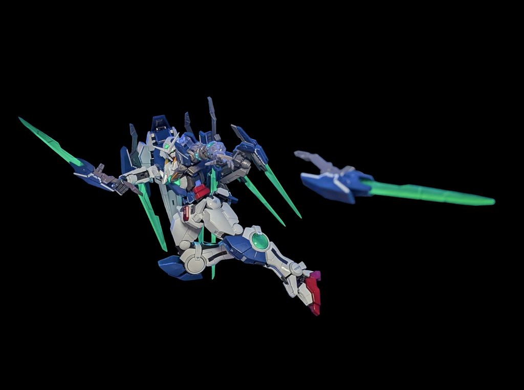 投げモーション左の開き手は指の先端を尖らせています⋯が、ほとんど武器を持っているので開き手の出番はこの1枚のみ