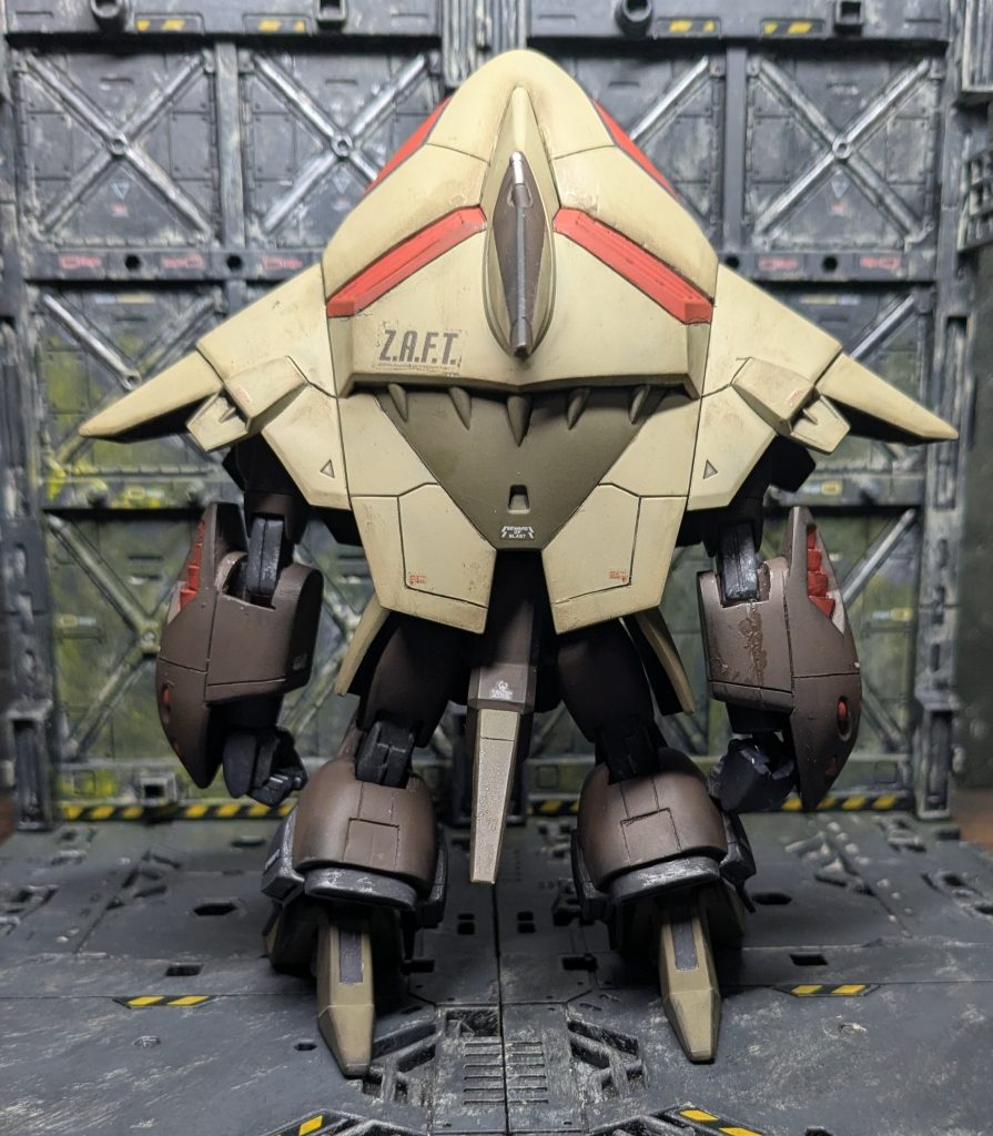 背面。SEEDのデカールいまマトモな価格では買えないので、表のZAFTマークと裏のZAFT文字は自分で印刷する自作のやつです。出来合いに比べると綺麗とは言い難いですが、まあ及第点かなあ。モノアイ横のフォノンメーザー砲と背ビレのところの47mm水中用ライフルダーツ発射管はICソケットピンに置き換えてます。うまく映ってないですが。右腕、塗装後にぱきっと割れたのできたない。