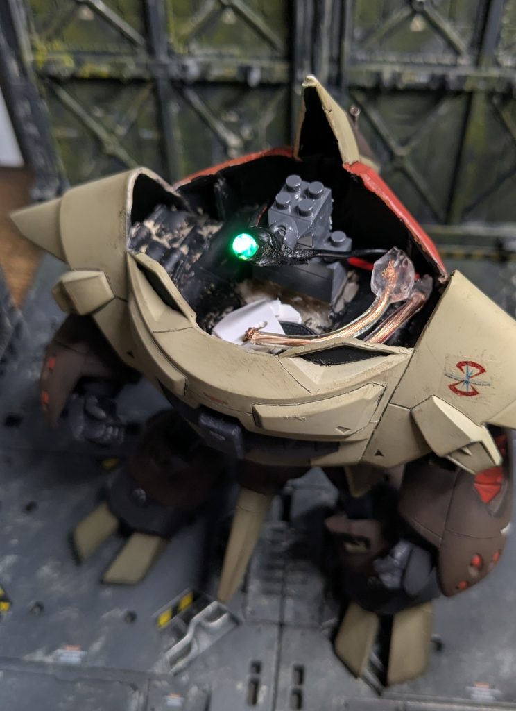 せっかくのモノアイコンなのでモノアイ発光にも初挑戦してみました。おなじみDAISOのプチブロックのボールジョイントにLEDくっつけて無理やりボタン電池と繋げてるだけですが、丸く光って動いてくれればいいんです。満足。