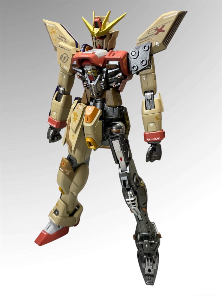 GX-9900T ガンダムXトレーナー仕様は、地球連邦軍で開発が進められていたガンダムタイプのMSパイロット育成の為に配備された訓練用の機体である。&nbsp;決戦兵器であるサテライトキャノンの開発は大戦末期まで難航するが、汎用型のGXはGWやGTよりも先に機体本体の開発は完了していた為、制式採用機建造までの間に搭乗が予定されていたニュータイプ部隊に配備され、パイロットたちの機種転換やフラッシュシステム起動訓練が行われた。&nbsp;本機を含めたガンダムタイプのMS開発計画は、地球連邦軍において第7次宇宙大戦の趨勢を決する最重要機密事項と位置付けられた為、北米大陸中央部砂漠地帯にあるエリア31と呼ばれる立ち入り禁止区域にて、極秘裏に進められた。