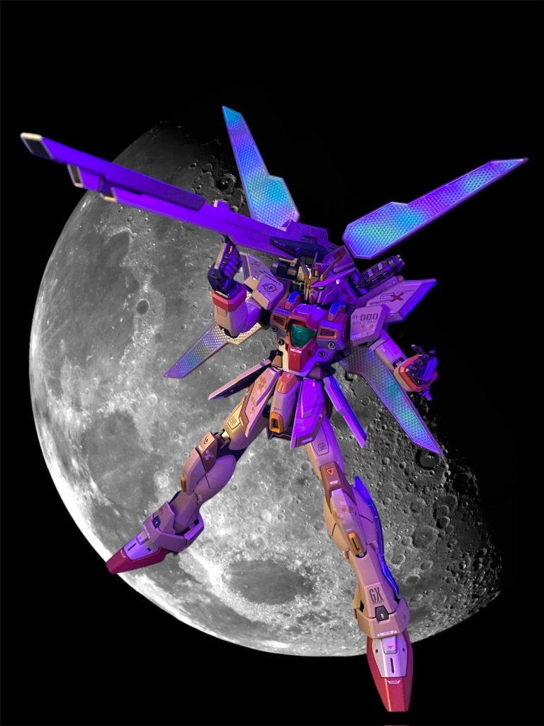 轟音とともに、一条の太い光の束が空へと真っ直ぐに伸びてゆく。それは、砂漠にもう一つの太陽を作り出したと言っても過言ではない程であった。&nbsp;ビームの照射は数秒間に渡って続き、その更に数秒後には、標的となったコロニーへの命中と、その破壊が観測された。&nbsp;しかし、トリガーを引くと同時に、ルチルの脳裏には謎の光景が流れ混んで来んでいた。&nbsp;(なに？…何なのこれは！？)&nbsp;焼き尽くされる数千万の人々の悲鳴…&nbsp;コロニー落とし作戦の為に、毒ガスにより殺戮される住民…&nbsp;Gビットを連れ衛星軌道上へと出撃するガンダム部隊…&nbsp;地球へと迫る数十機のスペースコロニー…&nbsp;戦争を終わらせるためと信じて引き金を引くジャミル…&nbsp;地球へと降り注いでゆく、巨大な鉄槌…&nbsp;数十億にのぼる人々の阿鼻叫喚…&nbsp;太陽が登らなくなった世界…&nbsp;(これがこれから起こる未来？私達の選択の先に待ち受ける結果だというの！？…)&nbsp;「大尉？ルチル大尉！？応答せよ！どうした？何があったのだ？」&nbsp;「送られてくるバイタル信号には異常無し…ただ、GX0号機より応答ありません。」&nbsp;回収された機体のコクピットに居たルチルは、まるで廃人のように意思疎通が取れない状態となっていた。&nbsp;「…高度な能力を持ったニュータイプほど、戦場での様々な人々の意志を感じ過ぎてしまい、精神に異常をきたす可能性がある。特にサテライトキャノンのような戦略級の兵器の場合には…か。なるほど、これで君の仮説は立証されてしまった訳だな、テクス医官。」&nbsp;「…司令、目標となったあのコロニーには本当に人は居なかったのですか？本当に廃コロニーだったのですかっ！？」&nbsp;「それはニュータイプ研究所の軍医の君には関わり合いの無い事だ。もっとも、これで硬直していた戦線はまた再び動き出す。ようやく我々の用意してきたNT部隊も日の目を見ることになるのだ。彼女の事は本当に残念だったが、既に彼女の育てたパイロットたちは一人前のNT戦士になっている。師の無念は、きっと彼らが晴らしてくれるだろう…」